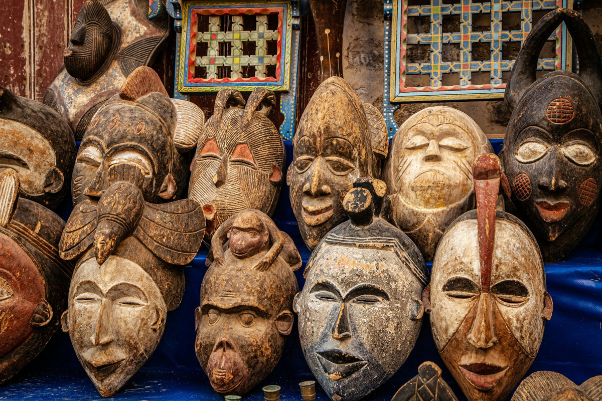 Les masques africains : significations, origines et utilisation en déc |  Statue Family, image size:1200x800