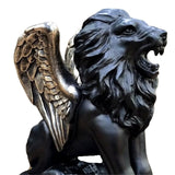 Statue de lion noir avec des ailes or