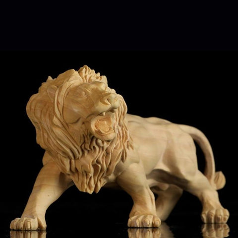 sculpture en bois d'un lion