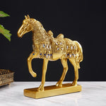 statue de cheval dorée
