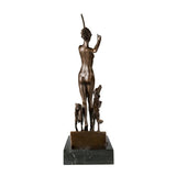 statue de femme nue guerrière