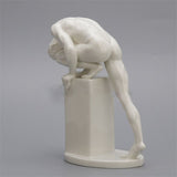 statue d'homme nu blanc