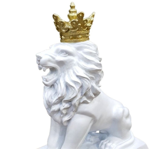 Lion blanc avec couronne