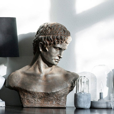Statue grecque sur table.