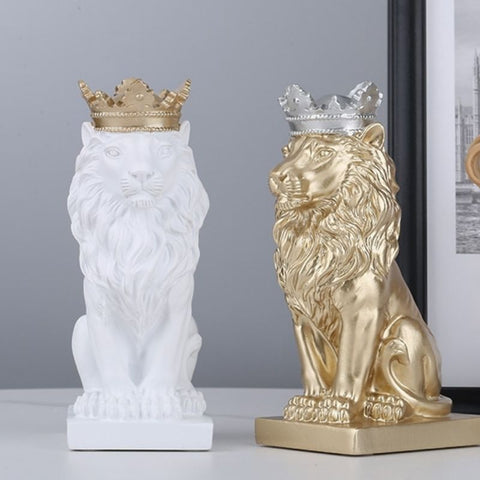 statue de lion avec une couronne 