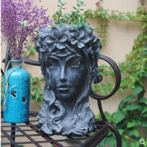 Statue tête femme jardin.