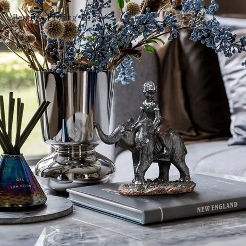 Statue éléphant avec enfant sur livre